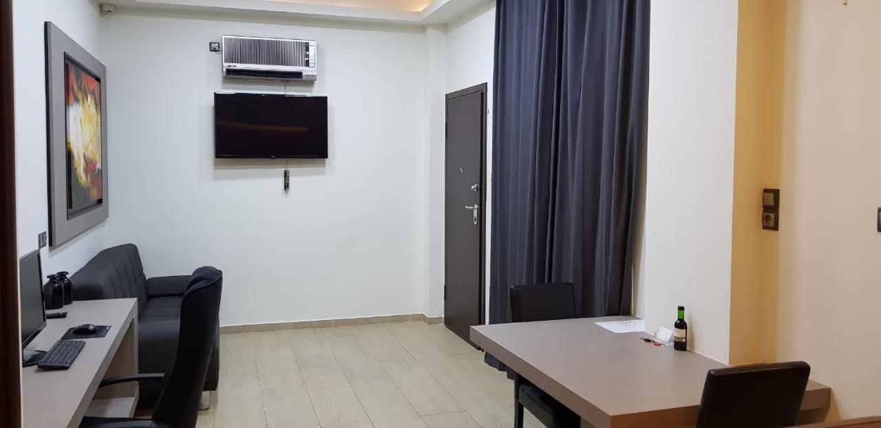 Minimal In Paleo Faliro